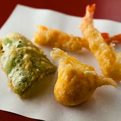 職人技と独創性を随所に感じる『海老、黄身、ピーマン』