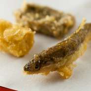 香ばしく揚がった稚鮎はほろ苦く、湯葉はあっさりなど、揚げるだけで食材の長所を引き出します。