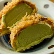 〆の人気メニューが『あいすくりーむのてんぷら』。外は熱々、中身はひんやりの不思議な食感が好評です。