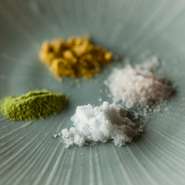 アンデス岩塩、抹茶塩、カレー塩など、天ぷらは4種の塩で味わえます。塩の違いで変化する味も楽しみです。