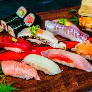 大トロで幕を開ける寿司10貫は、塩水ウニ、金目鯛など、これでもかという贅沢なネタがずらり。さらに、巻物と玉子が付くほか、〆にはお好みでネタを選べる一貫もサービスでつくから嬉しい限りです。