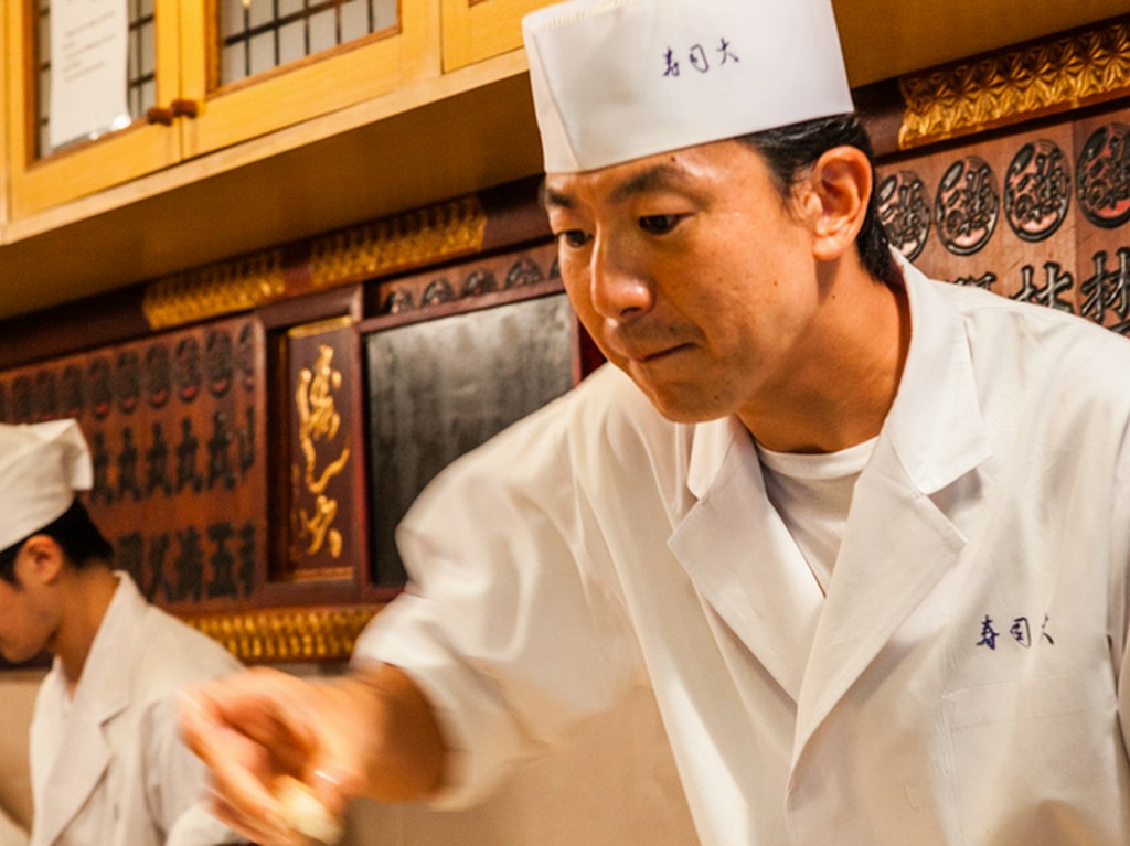 お客の顔ぶれに合わせた会話で食を楽しむ時間を提供