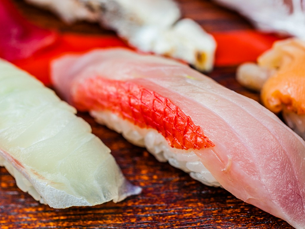 お決まりの大トロとキンメダイ以外には旬のネタがずらり