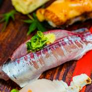 【寿司大】でよく登場するアジは、脂ののった鹿児島産や瀬戸内海産を使うことが多いです。