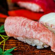脂ののり具合だけでなく、マグロならではの旨みにもこだわるのが【寿司大】の大トロの特徴。