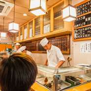 表向きは14時の閉店ですが、その時点で行列に並んでいた人が寿司を食べ終えるまで、店は営業を続けます。