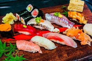 確かな目利きで産地にこだわらない旬の魚を仕入れる