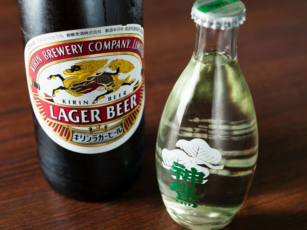 今なお氷で冷やすビールが、魚介料理に華を添える