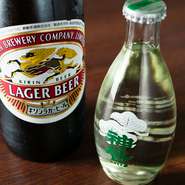現在、店で扱うビールは「キリンラガー」と「アサヒスーパードライ」の瓶。こちらを氷で冷やし提供。冷蔵庫ではなく、氷で冷やすことで、味わいがまろやかになります。まもなく「サッポロ赤星」も取り扱う予定。