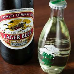 今なお氷で冷やすビールが、魚介料理に華を添える