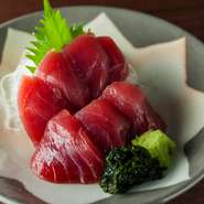 生のマグロにこだわり、時期により本マグロ、キハダ、インドマグロを使用。肉厚の身は旨味を堪能できます。