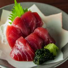 なめらかな身質で酒を呼ぶ逸品『本マグロ赤身刺身』