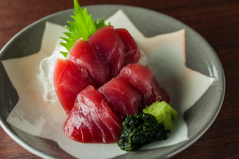なめらかな身質で酒を呼ぶ逸品『本マグロ赤身刺身』