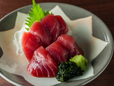 なめらかな身質で酒を呼ぶ逸品『本マグロ赤身刺身』