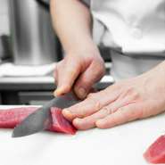 魚の質には絶対の自信を持つ同店。刺身などもあえて豪快に肉厚で提供し、魚本来の味を教えてくれます。