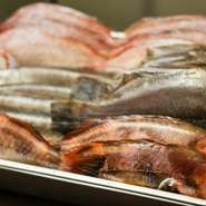 メバル、キンキ、アナゴなど、鮮魚はすべて信頼をおく仲卸から仕入れますが、状態が納得いかなければ一切、お店で使うことはありません。長年、信用を築いた仲卸だからこそ、質については常に厳しい目で見ています。