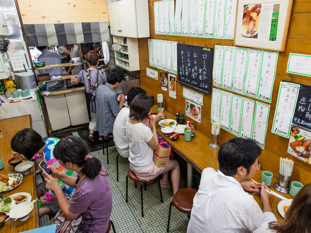 働く人々に愛された昔ながらの食堂の雰囲気