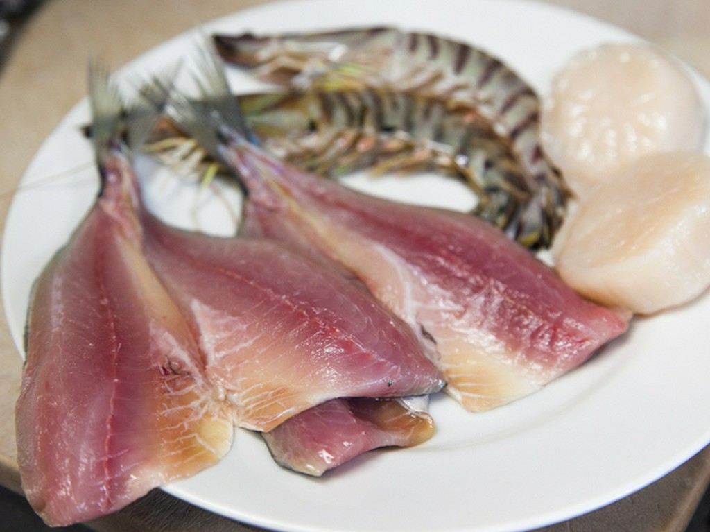 寿司屋にもひけをとらない魚介の質と鮮度