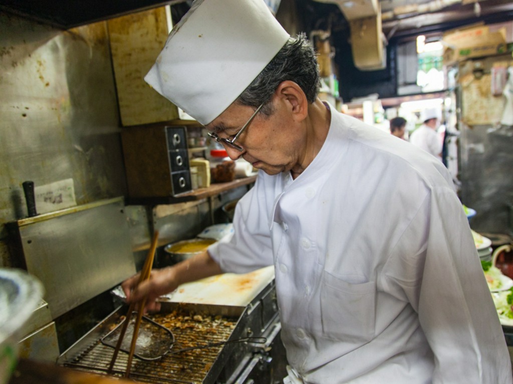 ブレンド油と生パン粉で仕立てる香ばしい衣