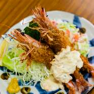 新鮮な活海老を使う看板料理『車海老フライ定食』