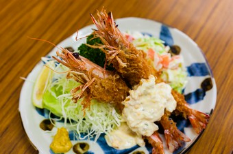 新鮮な活海老を使う看板料理『車海老フライ定食』
