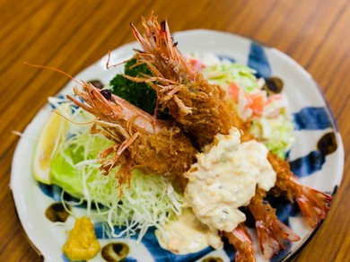 新鮮な活海老を使う看板料理『車海老フライ定食』
