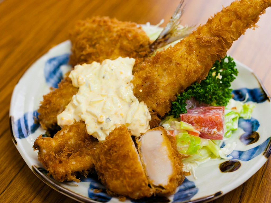 旬の魚介を贅沢に盛り合わせた『ミックスフライ定食』