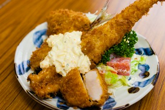 旬の魚介を贅沢に盛り合わせた『ミックスフライ定食』