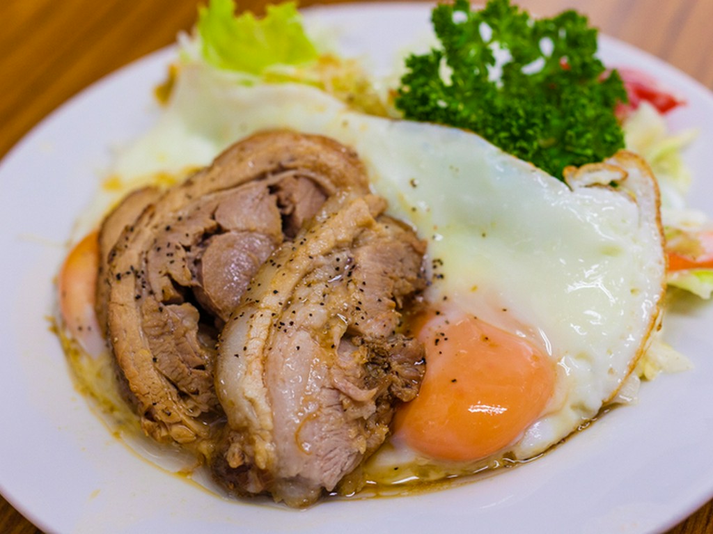 仕込みに時間がかかるため曜日限定の『チャーシューエッグ定食』