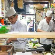 石塚英明シェフは、この道50年のベテラン。手際よい調理で素材の魅力を引き出しています。