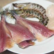 「アジ」「ホタテ」「車海老」など、フライに使う魚介はすべて、名のある寿司屋と同じ質。もちろん生でも食べられる鮮度です。とくにふっくらと身の厚いものを中心に選んでいます。
