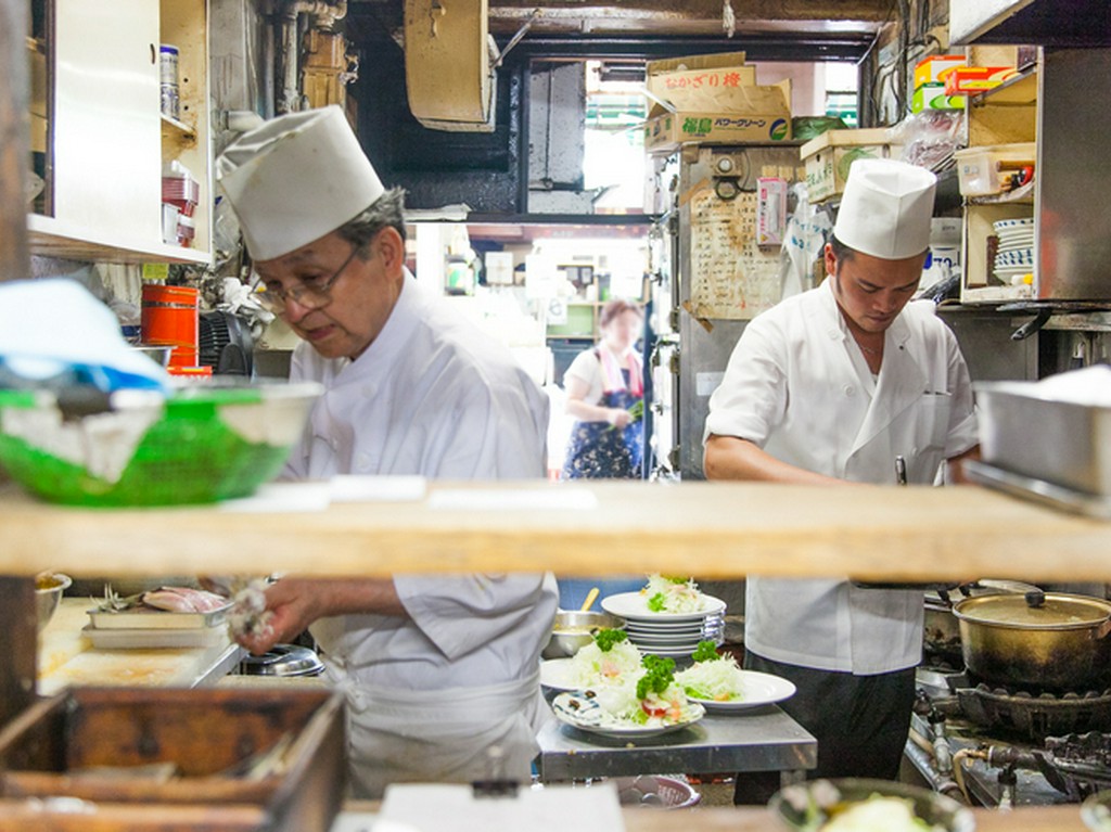 常連も観光客も隔てなくくつろげる雰囲気を