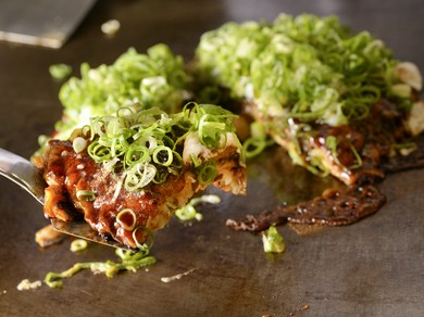 鉄板で焼かれたお好み焼を皆でつつくという行為が親睦を深める
