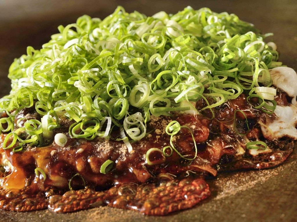 外はカリッ、中はふわ。スジの旨味が溶けた生地が絶品『スジ焼』