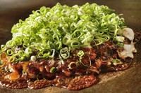 外はカリッ、中はふわ。スジの旨味が溶けた生地が絶品『スジ焼』