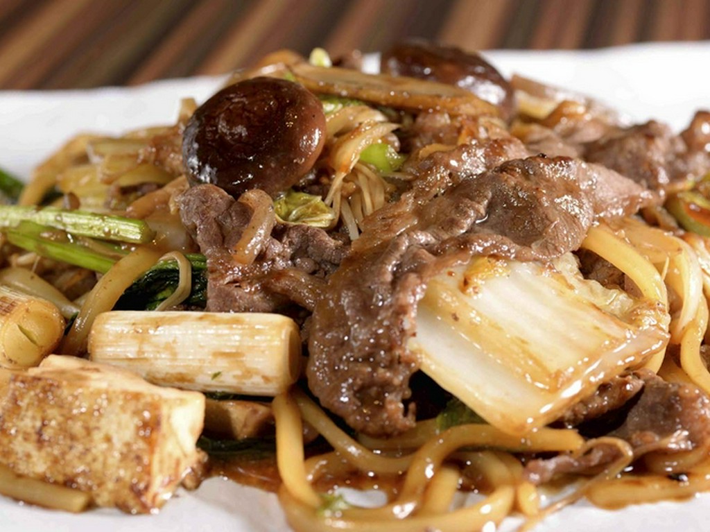 ボリューム満点。和牛も贅沢に使った『すき焼風焼うどん』