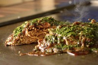 廃棄前の焼きそばに玉子を絡めて焼いた“まかないメシ”が発祥。ダシと玉子を絡めたオムソバ風の逸品。