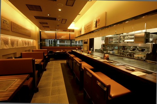 落ち着ける雰囲気の店内はバリアフリー対応、介助犬の入店も可