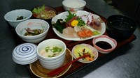 小鉢2種、海鮮茶碗蒸し、刺身盛り合わせ、
ご飯、お汁、漬物が付きます。