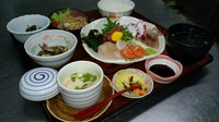 小鉢2種、海鮮茶碗蒸し、刺身盛り合わせ、
ご飯、お汁、漬物が付きます。