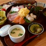 小鉢2種、海鮮茶碗蒸し、海鮮丼、煮魚、お汁、漬物が付きます。
どんぶりでは一番人気の「海鮮丼」がついたおススメの一品です。