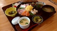 小鉢2種、海鮮茶碗蒸し、海鮮丼、煮魚、お汁、漬物が付きます。
どんぶりでは一番人気の「海鮮丼」がついたおススメの一品です。