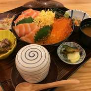 小鉢2種、海鮮茶碗蒸し、サーモンイクラ丼、煮魚、お汁、漬物が付きます。