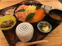 小鉢2種、海鮮茶碗蒸し、サーモンイクラ丼、煮魚、お汁、漬物が付きます。