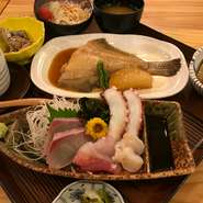 小鉢2種、海鮮茶碗蒸し、サラダ、お造り、煮魚、お汁、漬物が付きます。