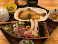 小鉢2種、海鮮茶碗蒸し、サラダ、お造り、煮魚、お汁、漬物が付きます。