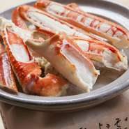 小鉢2種、茶碗蒸し、陶板焼きがに又は茹でがに、お汁、ご飯、漬物。
陶板焼きがには、ご家庭ではあまり食す事がないので、一度はご賞味して頂きたい一品です。
※本ずわいがに使用