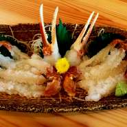 活松葉がに一枚分を茹で、焼き、お刺身、天ぷら、焼きかに味噌等お好みに調理させて頂きます。
鍋にされる時のみ、別途材料代を頂いております。
また、値段は時価になっており、一応の目安を表示しております。