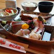 小鉢2種、海鮮茶碗蒸し、サラダ、刺身、煮魚、揚物、
ご飯、お汁、漬物が付きます。