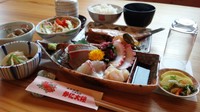 小鉢2種、海鮮茶碗蒸し、サラダ、刺身、煮魚、揚物、
ご飯、お汁、漬物が付きます。